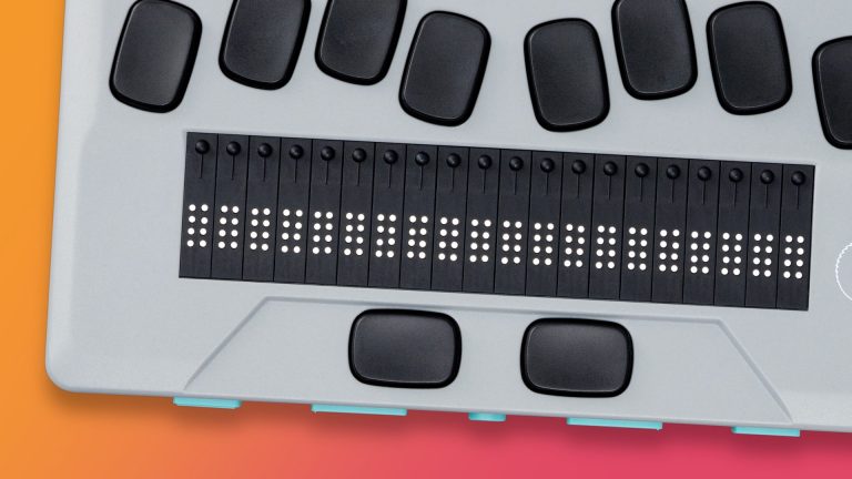 Крупный план 20-ячеечного обновляемого дисплея Брайля и клавиатуры в стиле Perkins Chameleon 20.