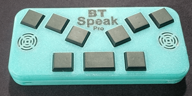 BT Speak Pro размером 6 дюймов в ширину, 2.8 дюйма в ширину и 3/4 дюйма в глубину.