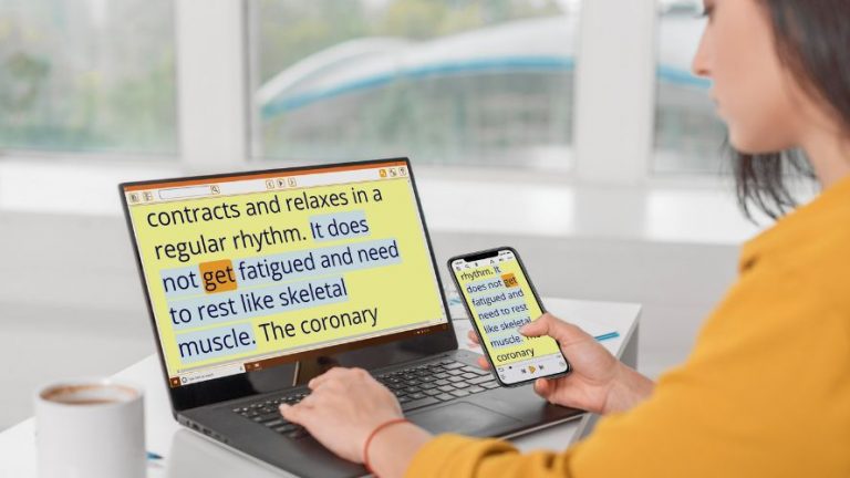 Девушка использует EasyReader Premium на ноутбуке и телефоне. Содержимое книги синхронизировано, поэтому на обоих устройствах показан один фрагмент книги. Текст книги отображается крупным шрифтом на желтом фоне.